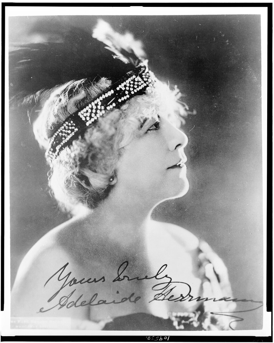 Английская фокусница и исполнительница водевилей, известная как "Королева магии". Она была замужем за Александром Германном, другим фокусником.