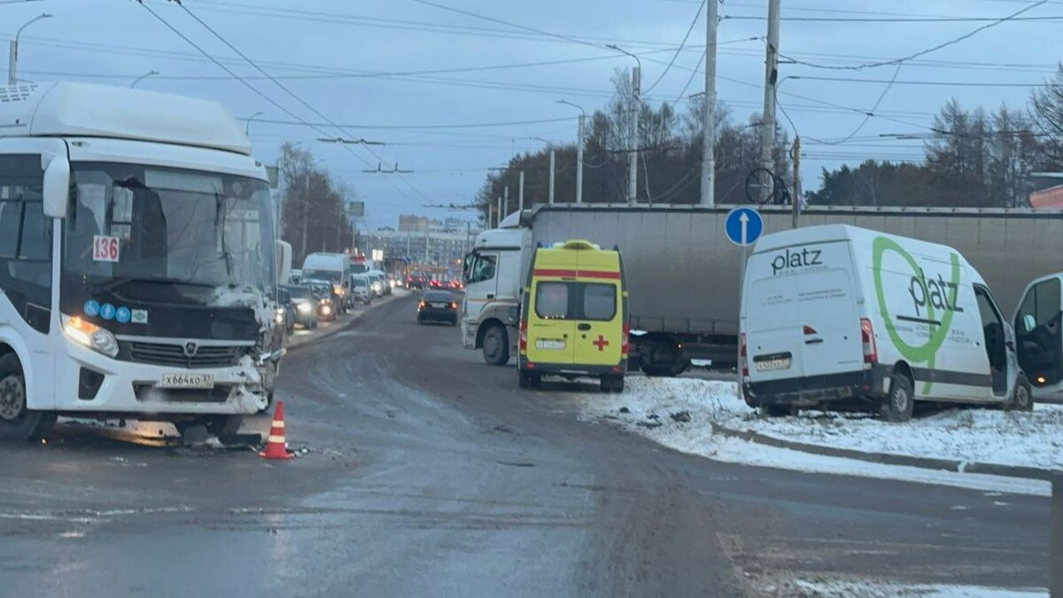    В Иванове автобус столкнулся с фургоном