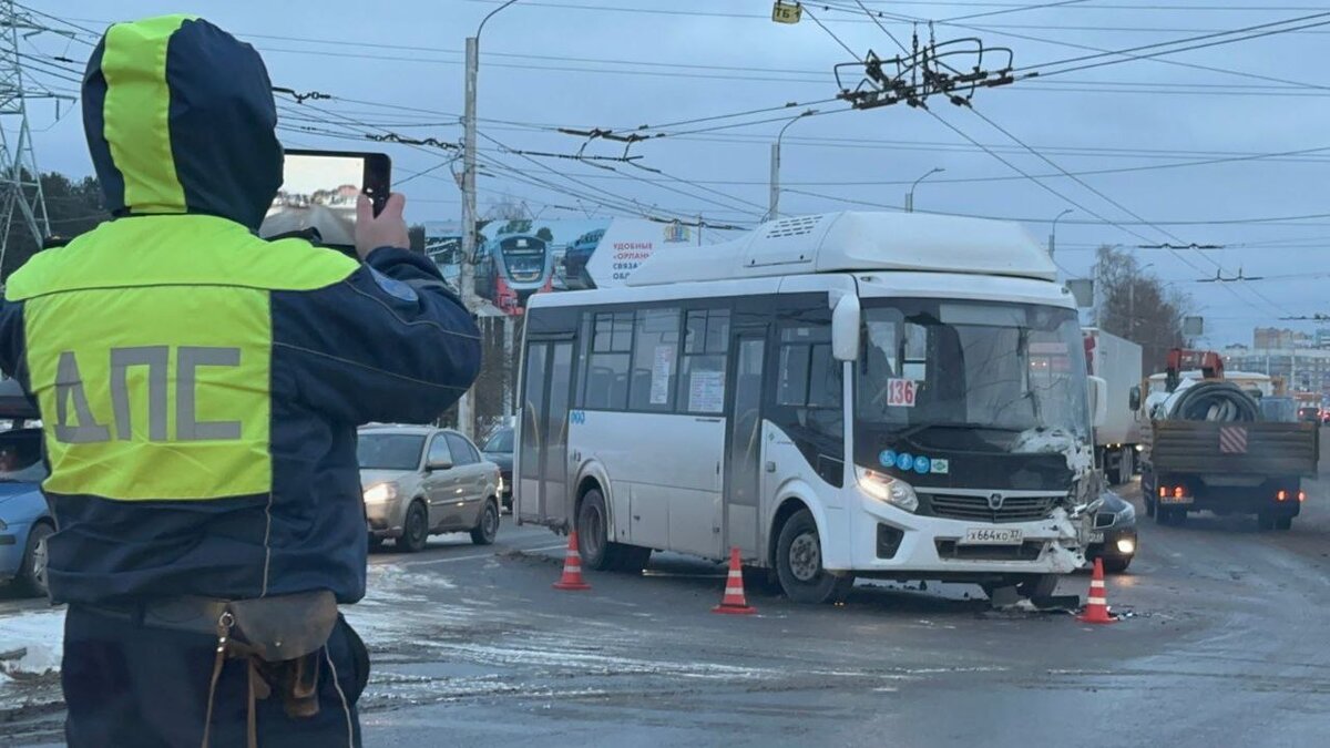    В Иванове автобус столкнулся с фургоном