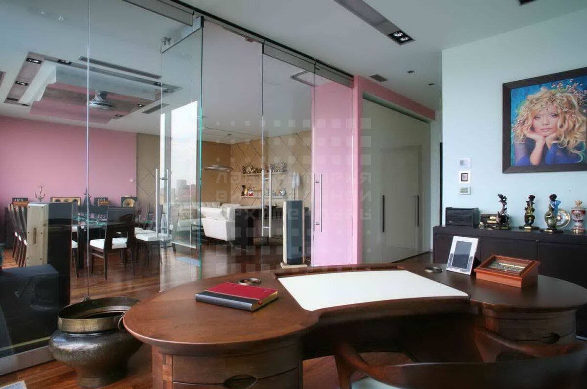 Кабинет продюсера с видом на переговорную-гостиную