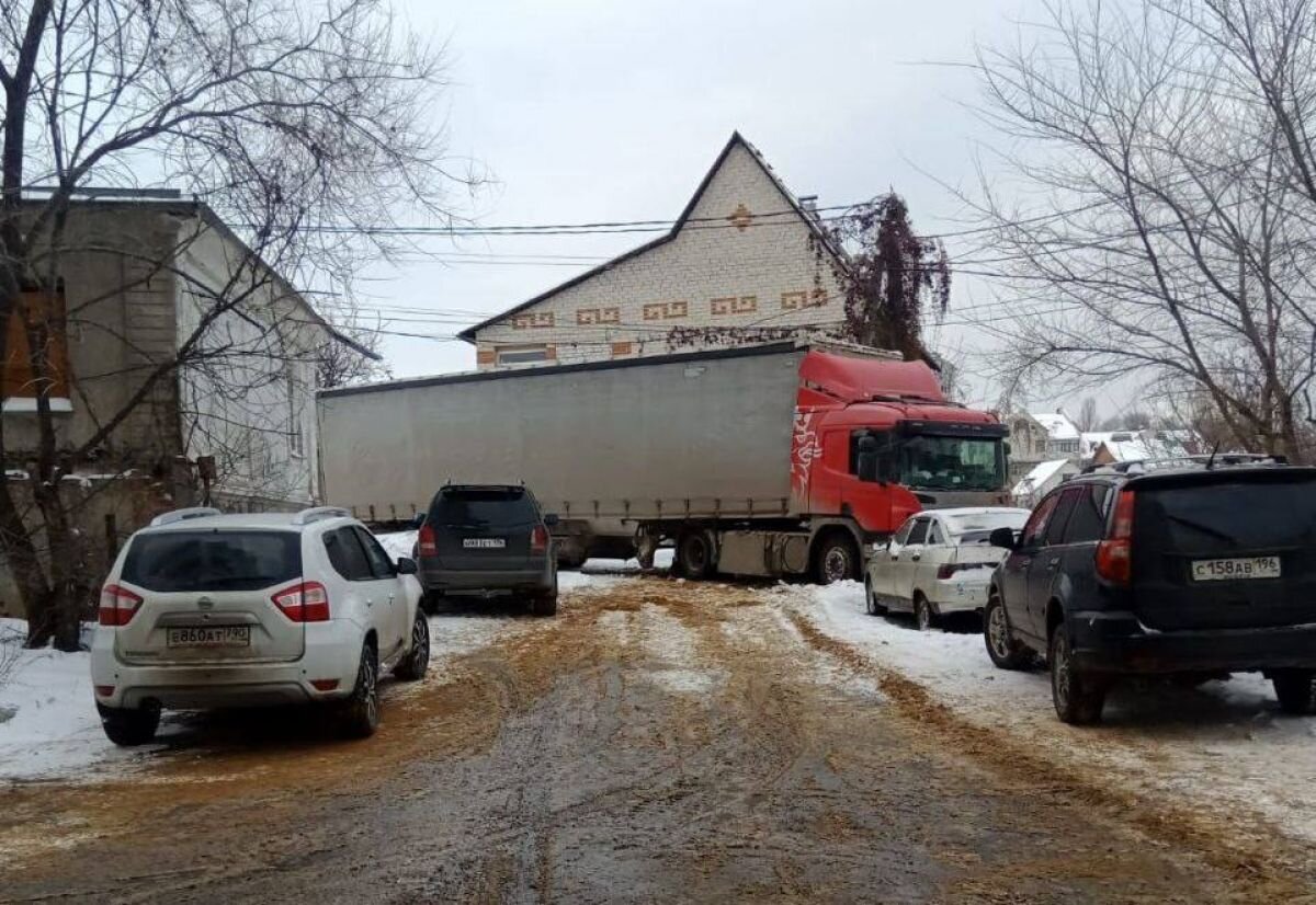 В Воронеже из заснеженного тупика достали застрявшую несколько дней назад  фуру | «Воронежские новости» | Дзен