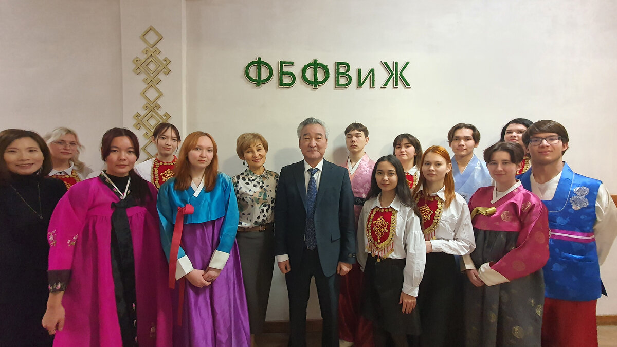 Профессор Ко Ен Чоль с волонтерами и организаторами мероприятия