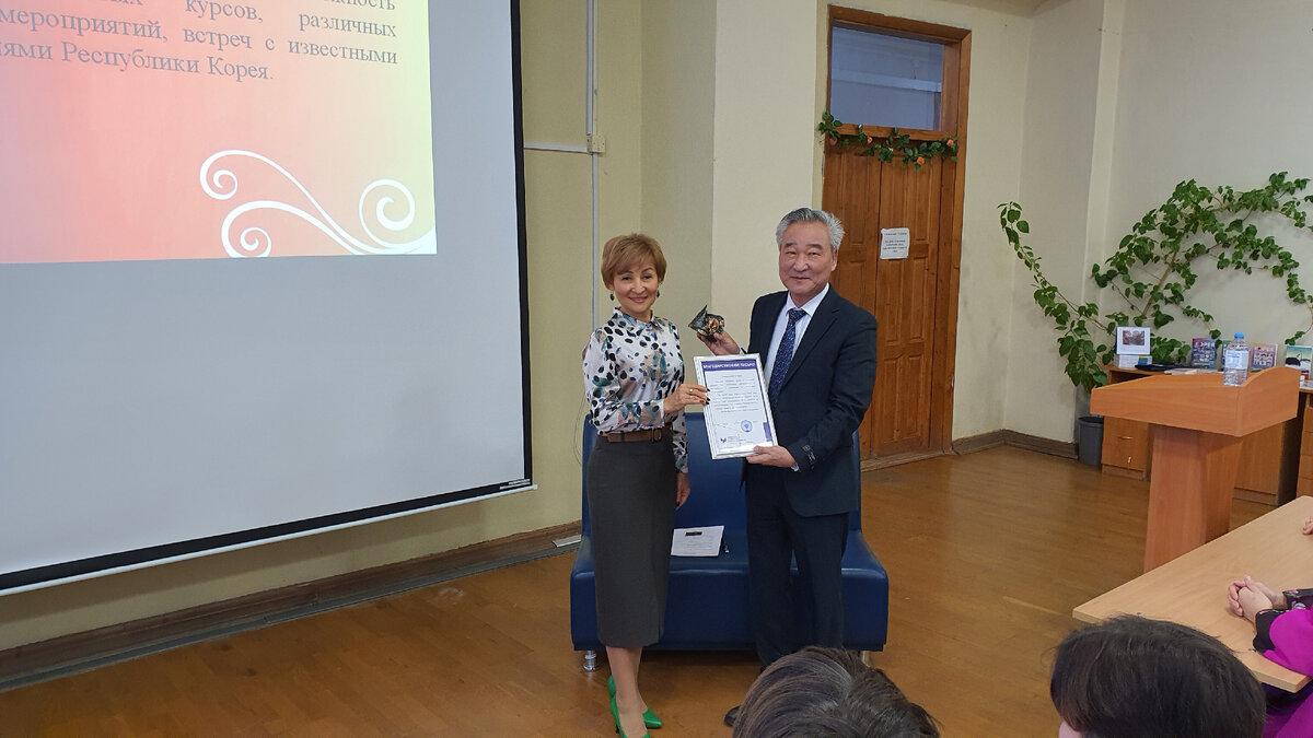 Декан факультета башкирской филологии, востоковедения и журналистики УУНиТ – Абдуллина Гульфира Рифовна, вручает профессору благодарственное письмо