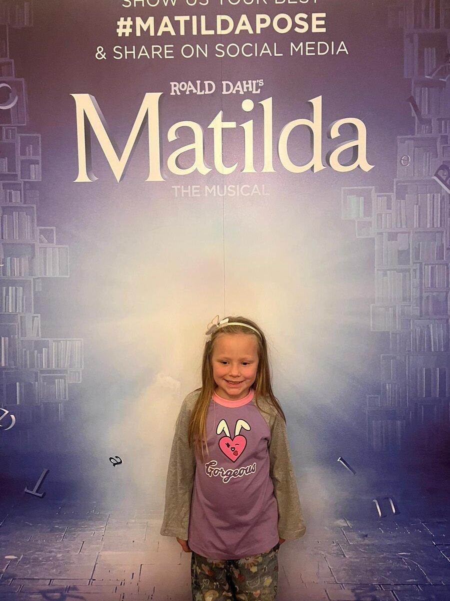 Эрика на фоне афиши мюзикла