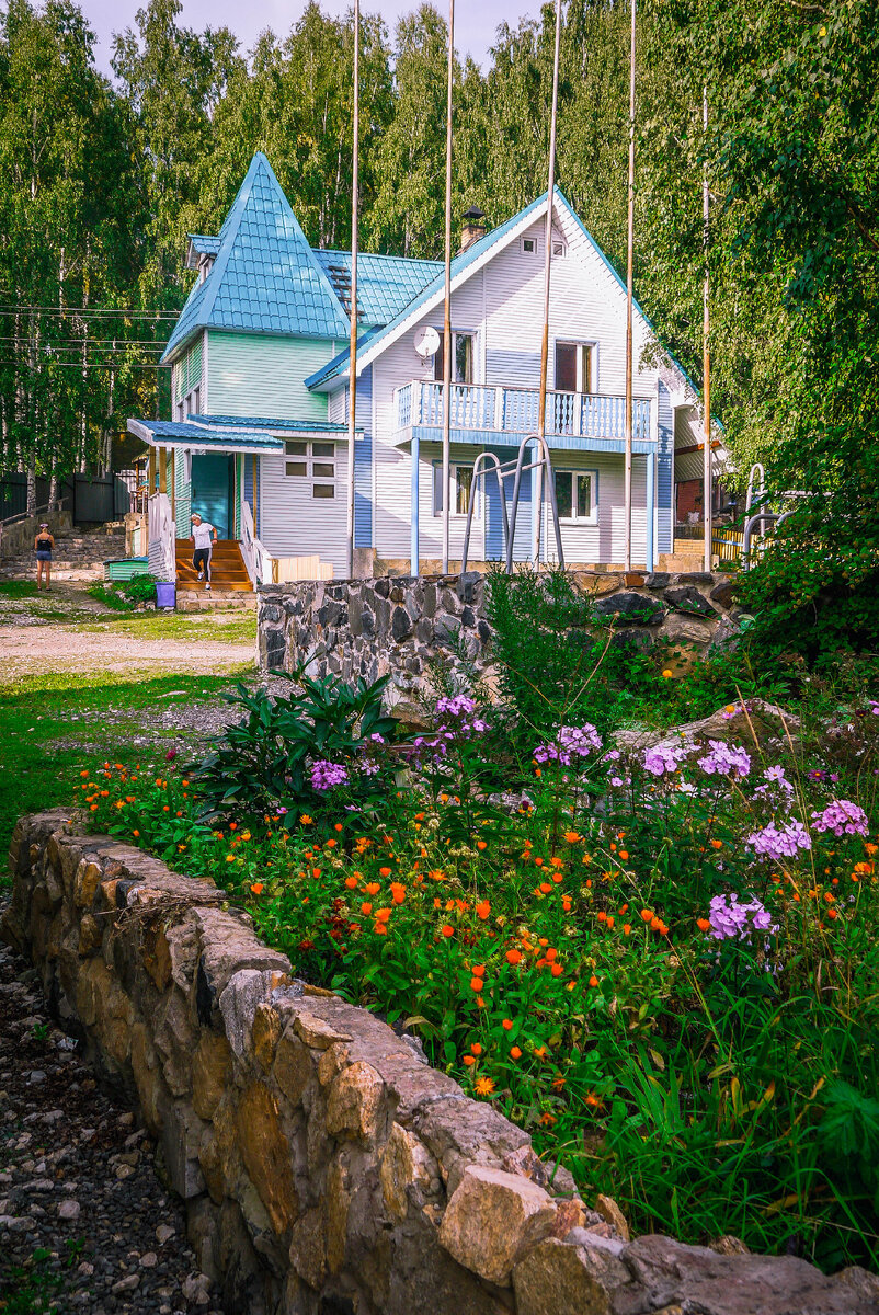 Вот он красавец дом!