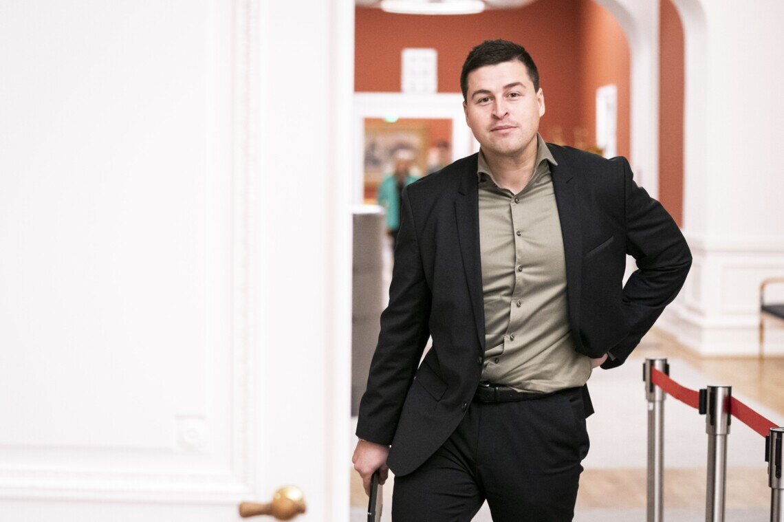 Это Майк Фонсека https://www.altinget.dk/artikel/det-er-en-pige-paa-kun-15-aar-loekke-smider-folketingsmedlem-ud-af-moderaterne