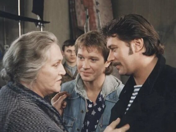 В основу фильма «Мама» Дениса Евстигнеева, который вышел на экраны в 1999 году, легла громкая история 1988 года, когда семья музыкантов угнала самолет, чтобы улететь заграницу.