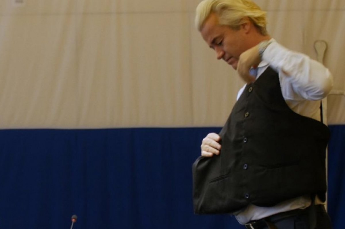    В фильме Wilders показано, как лидер правой «Партии Свободы» Герт Вилдерс надевает свой бронежилет, в котором всегда ходит.