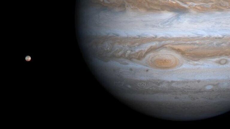    Юпитер и его спутник Ио / © NASA