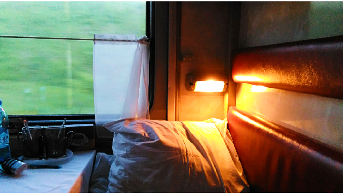 Ночью ехать лень пробыл. Купе в поезде. Окно поезда. Вид из окна поезда. Купе вагон в поезде.