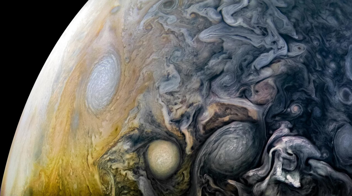 На какой планете самый большой атмосферный вихрь. Юпитер снимок НАСА. NASA снимок Юпитера аппарат Juno. Снимки Юпитера с Юноны.
