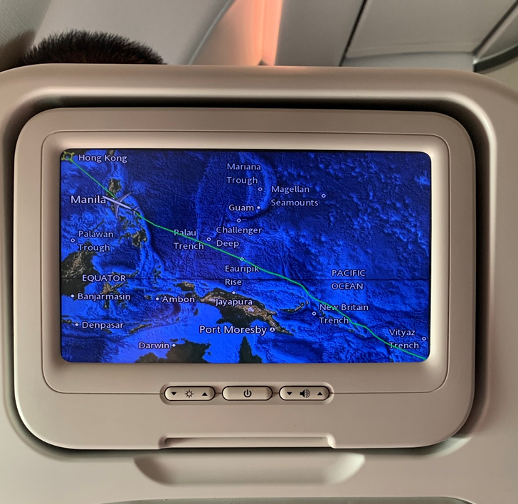 Маршрут перелёта в самолёте на впереди стоящем кресле