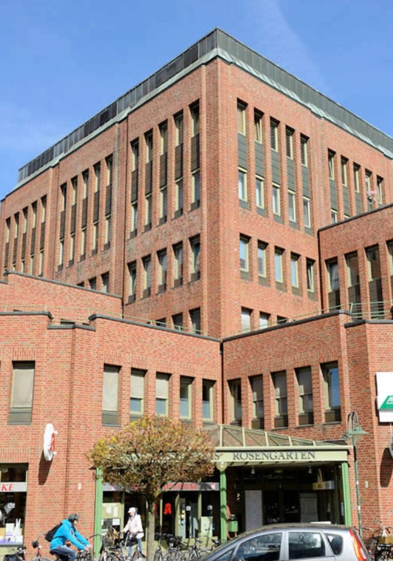 Врачебный центр. Здесь практикуют врачи разных профилей в одном здании. 