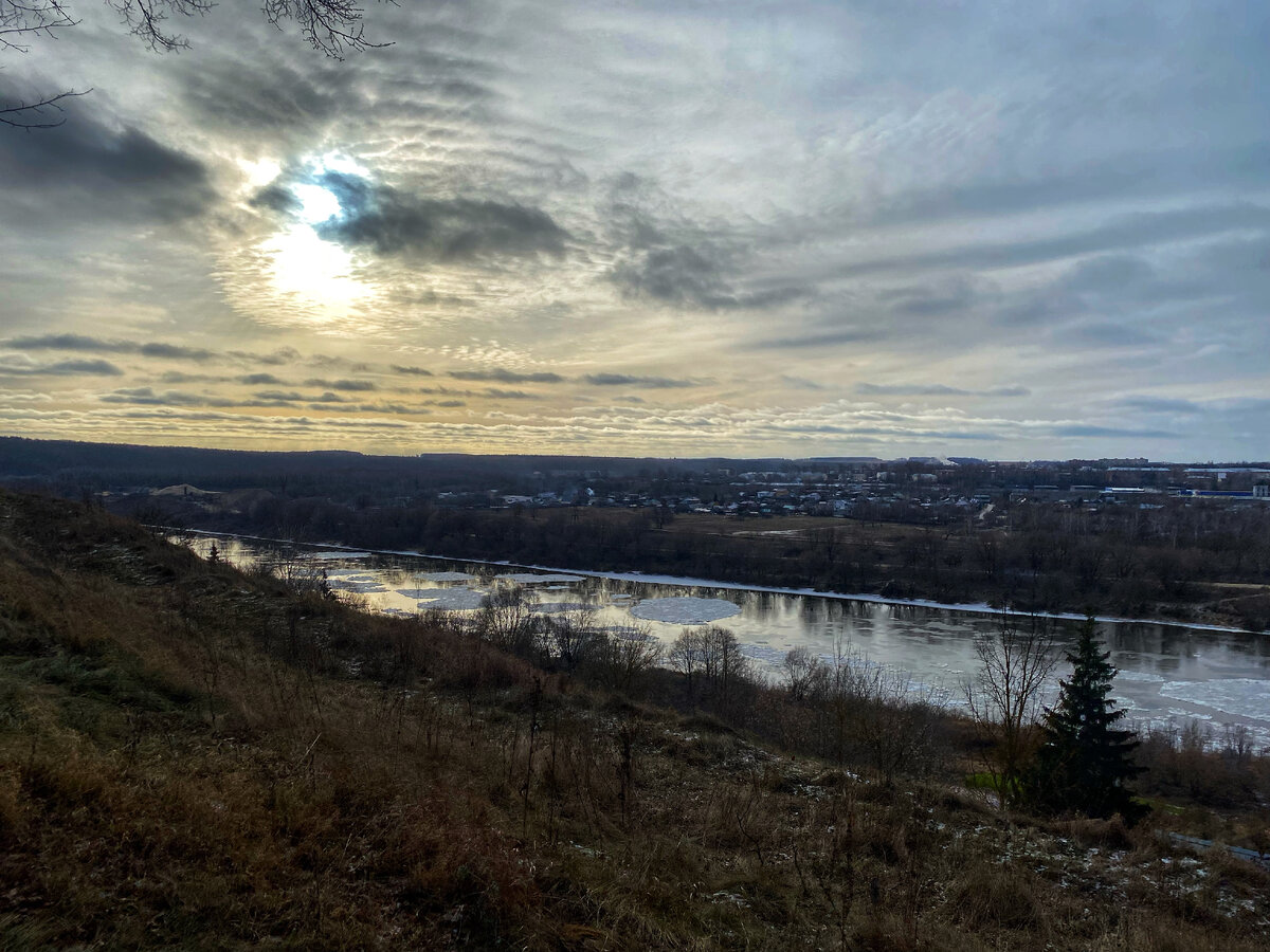 Вид на реку Ока со смотровой площадки. Город Алексин