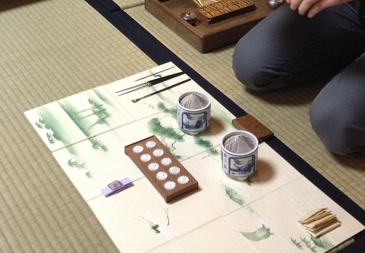 Игра с благовониями школы Сино-рю. Фото: wikipedia.org