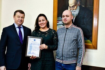    Молодая семья из Жуковского получает сертификат о праве на получение социальной выплаты © Пресс-служба администрации г.о. Жуковский