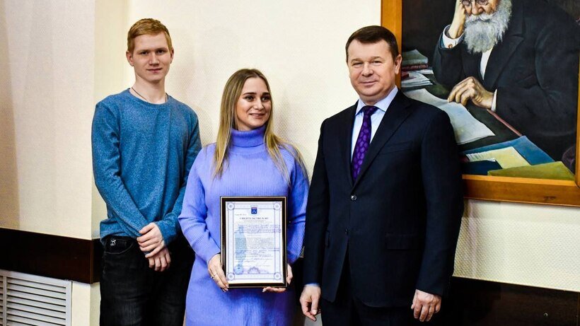    Молодая семья из Жуковского получает сертификат о праве на получение социальной выплаты © Пресс-служба администрации г.о. Жуковский