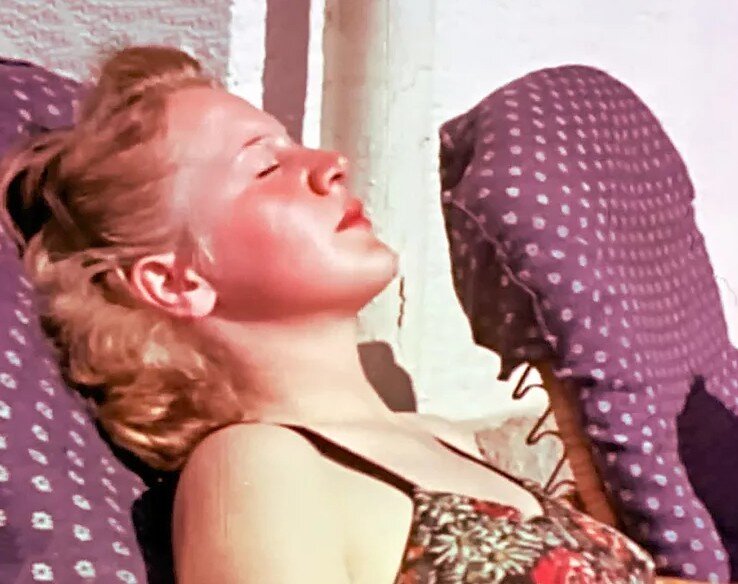 Она познакомилась с Гитлером, когда ей было 17 лет, когда она тогда работала в фотоателье.