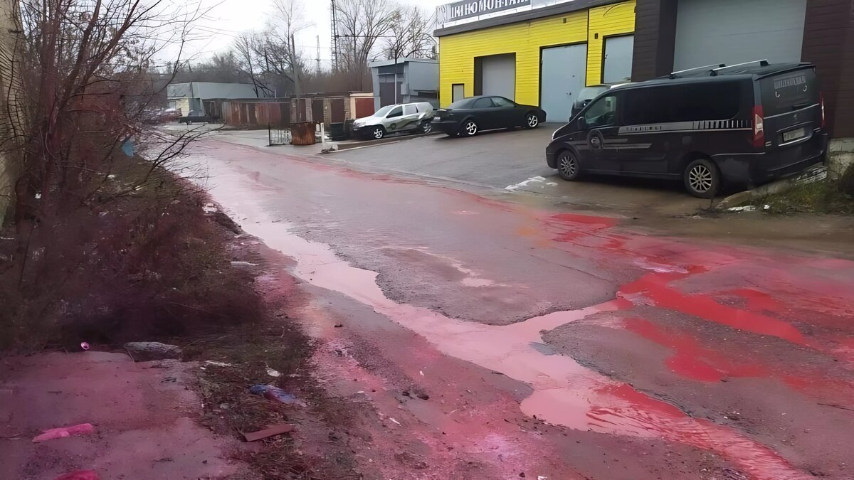     Ранее токсичная субстанция окрасила собой воду на улицах в Орджоникидзевском районе Уфы.