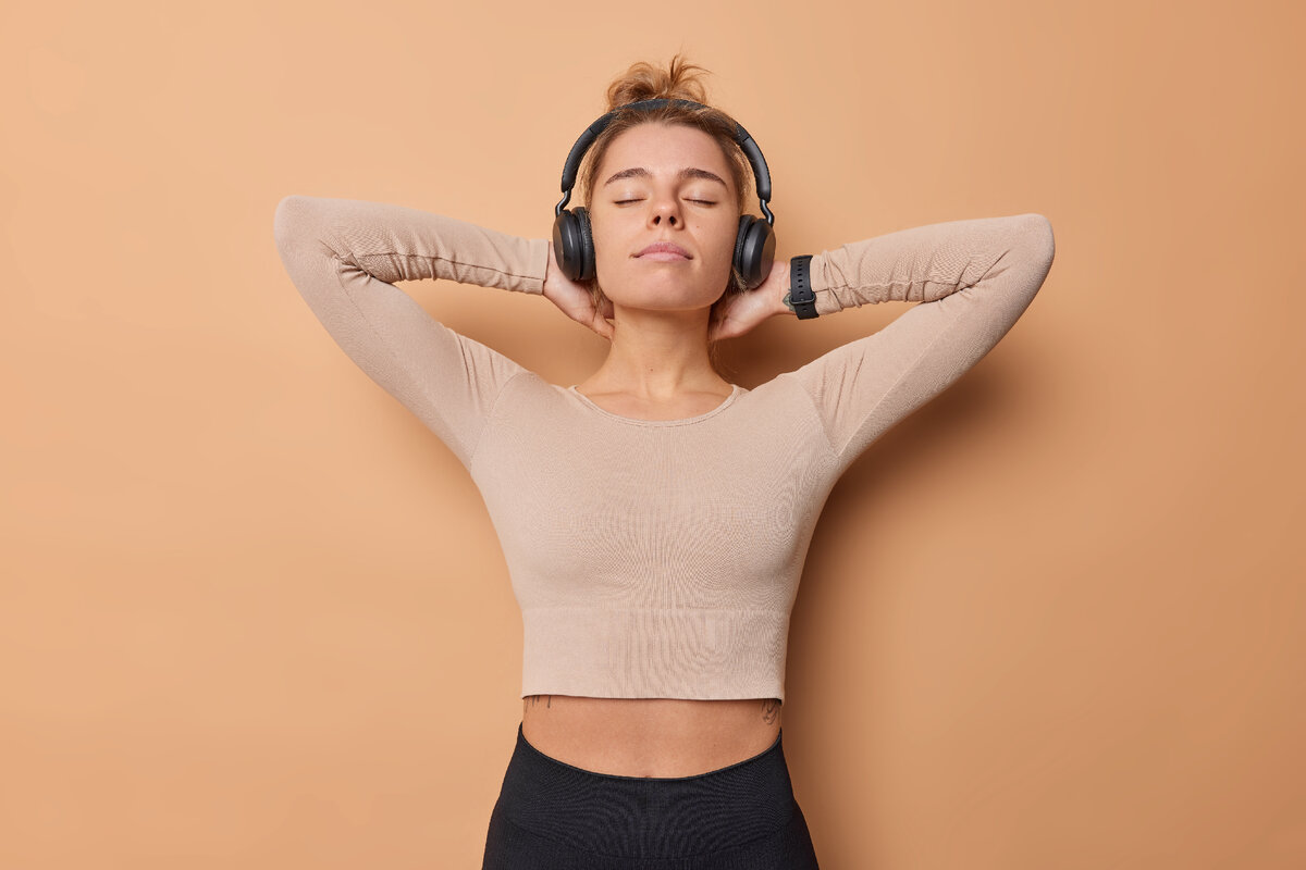 <a href="https://ru.freepik.com/free-photo/relaxed-sporty-woman-keeps-hands-behind-head-daydreams-about-something-dressed-in-sportswear-feels-tired-after-workout-listens-favorite-music-via-wireless-headphones-poses-indoor-sport-concept_23178671.htm#query=%D0%BC%D1%83%D0%B7%D1%8B%D0%BA%D0%B0%20%D0%BF%D1%81%D0%B8%D1%85%D0%B8%D0%BA%D0%B0&position=9&from_view=search&track=ais&uuid=3c56f97c-a767-48f5-808e-a8a419b074b5">Изображение от wayhomestudio</a> на Freepik