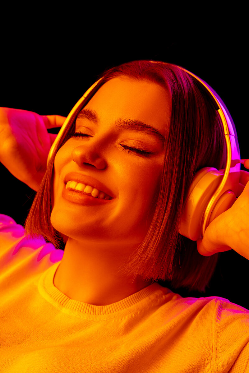 <a href="https://ru.freepik.com/free-photo/music-caucasian-woman-s-portrait-on-pink-studio-background-in-trendy-neon-light-beautiful-female-model-with-headphones-concept-of-human-emotions-facial-expression-sales-ad-fashion_13935850.htm#query=%D0%BC%D1%83%D0%B7%D1%8B%D0%BA%D0%B0%20%D0%BF%D1%81%D0%B8%D1%85%D0%B8%D0%BA%D0%B8&position=46&from_view=search&track=ais&uuid=25109fc5-0703-4dc5-9344-5aac15748ece">Изображение от master1305</a> на Freepi