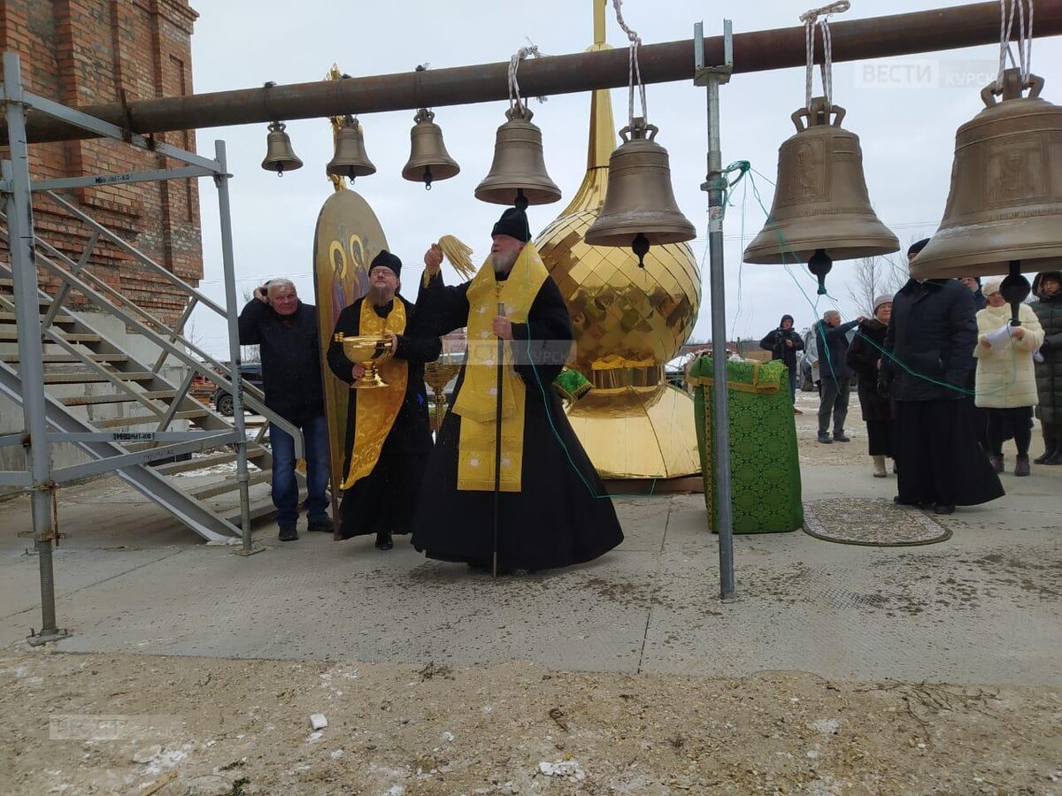    В Курчатове освятили колокола строящегося Троицкого храма