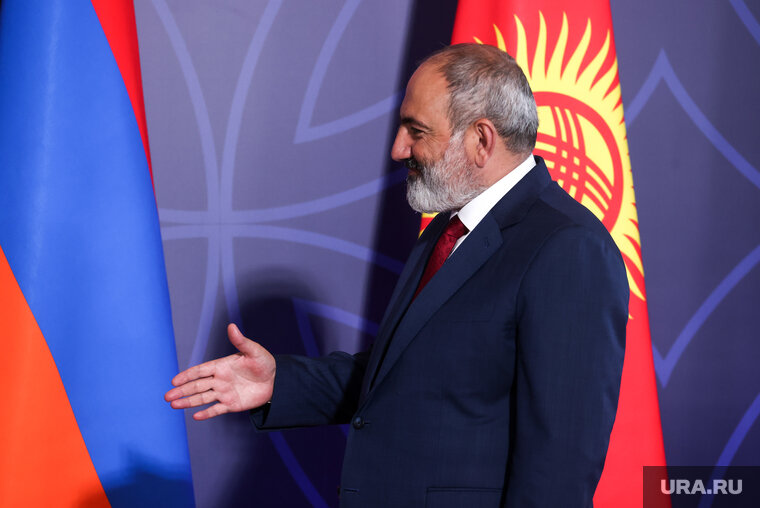    Премьер-министр Армении Никол Пашинян устроил демарш и оказался единственным из лидеров ОДКБ, кто сегодня не пожал руку союзникам
