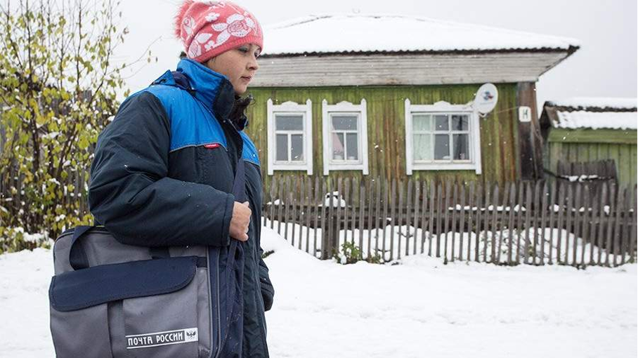 Почтальон в селе. Почтальон. почтальон россии. почтальон почта россии. почтальон фото.