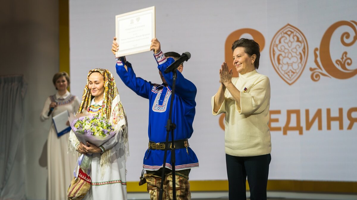    На выставке «Россия» губернатор Югры подарила молодожёнам снегоход