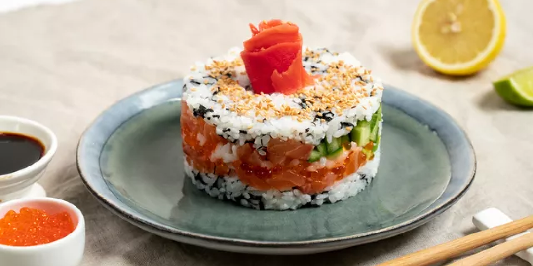 Новогодний салат «Суши с лососем»