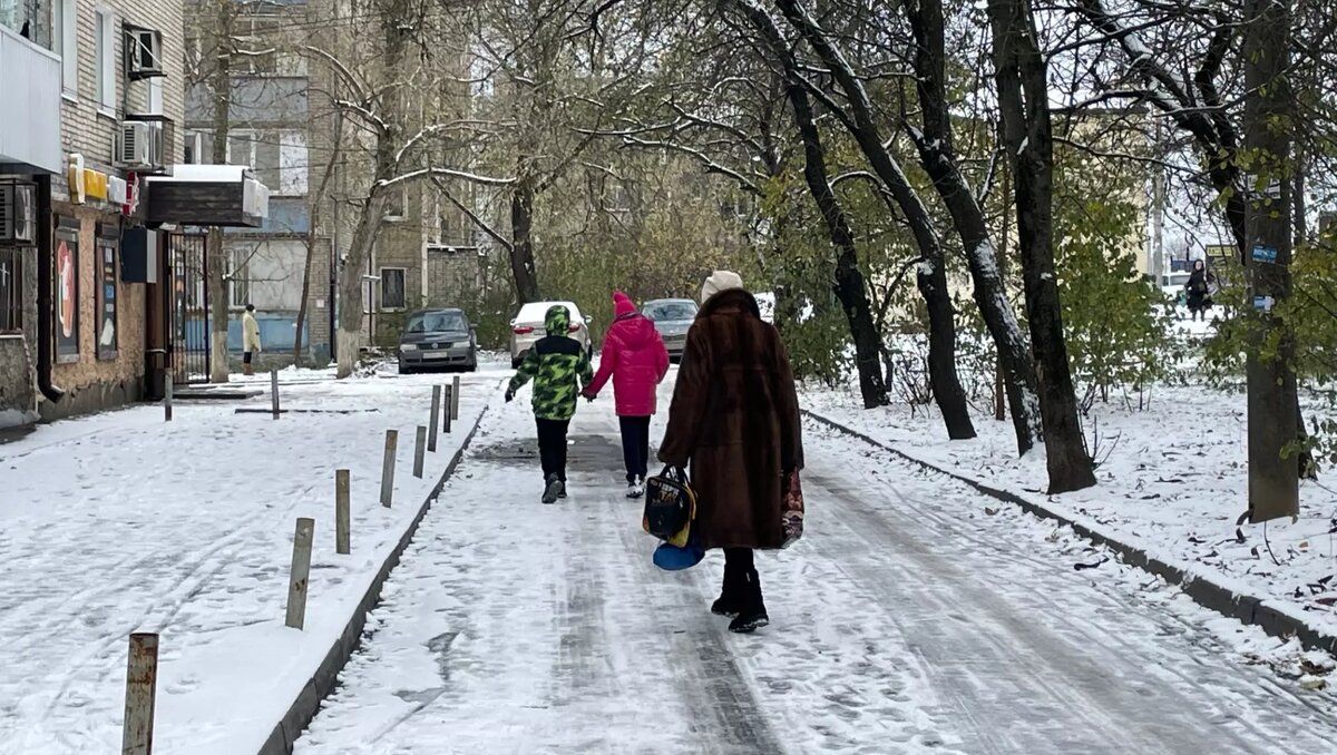     Ростов оказался погребенным под снегом и льдом, пока власти решали, как собрать детей из многодетных семей в школу, а СМИ обсуждали успехи новой техники в борьбе с украинскими беспилотниками.