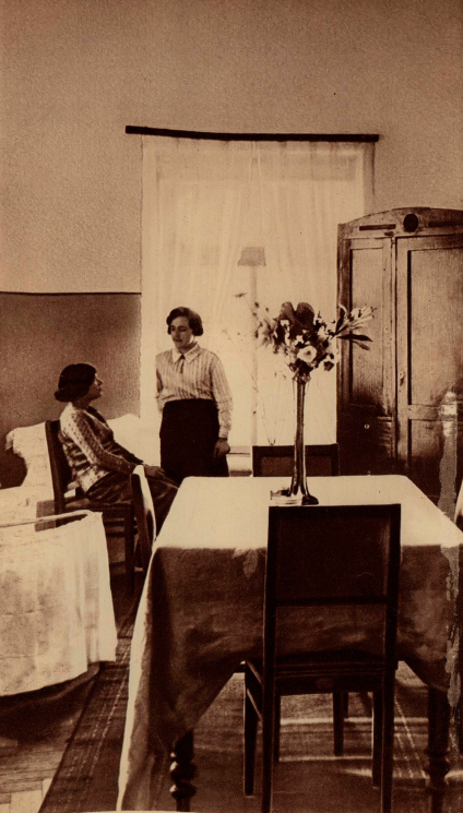 Жены инженеров". ОГИЗ, 1937г.