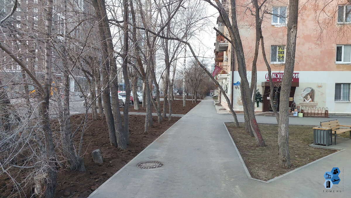 Советская, 126 и новостройки слева.