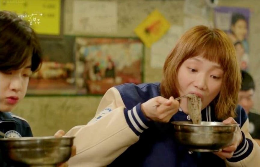 Кадр из дорамы "Фея тяжёлой атлетики"