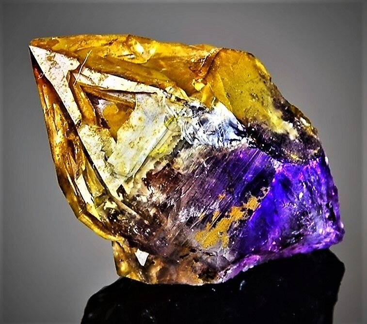 Халькантит (chalcanthite). Азурит кристалл. Куприт минерал камень. Редкие ископаемые. Самоцветы минералы кристалл.