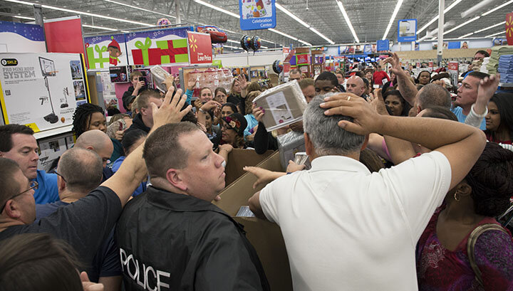 В США "ЧЁРНАЯ ПЯТНИЦА" – ЭТО ДЕНЬ, КОГДА МОЖНО ОСУЩЕСТВИТЬ СВОЮ МЕЧТУ — КУПИТЬ СО СКИДКОЙ — ИЛИ УМЕРЕТЬ В ПОГОНЕ ЗА ХАЛЯВОЙ. ФОТО: ROBIN NELSON/ZUMAPRESS.COM/GLOBAL LOOK PRESS