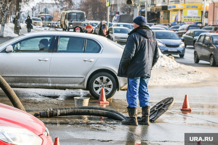    Жители дома №179 на улице Татищева в Екатеринбурге из-за аварии остались без воды
