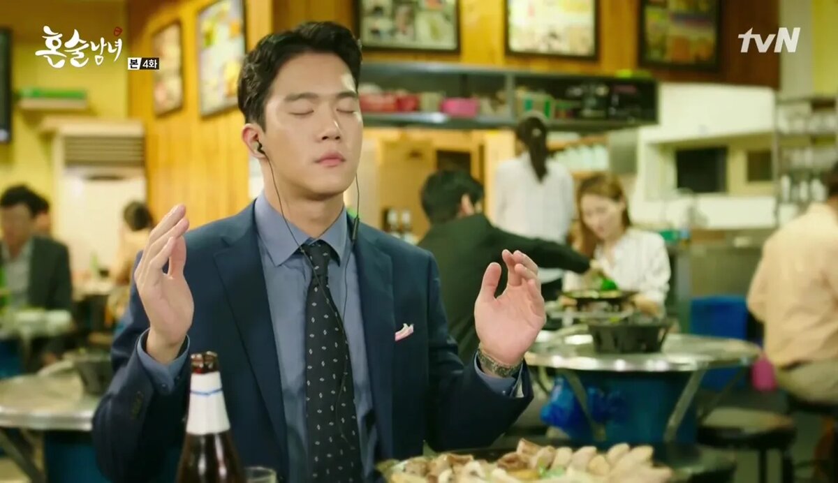 Выпивая в одиночку дорама. Пьющие в одиночестве дорама. Выпивая в одиночку дорама. Чхве чон мин. Пьющие в одиночестве дорама.