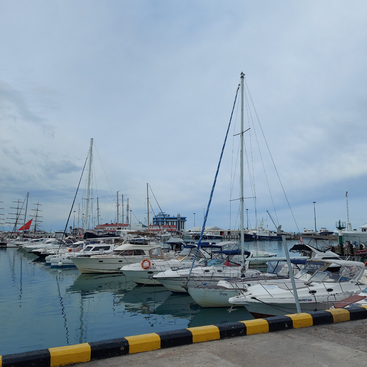 Это не библиотека, но Сочинский морской вокзал. И чего меня там так плющило?