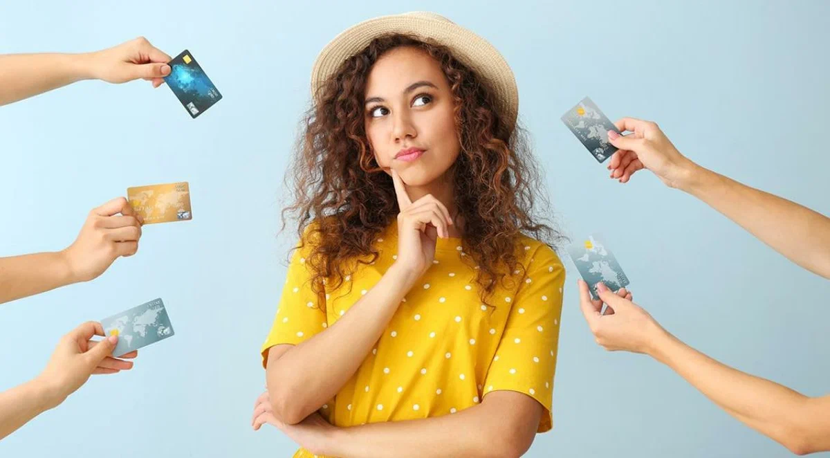 Bank offer. Человек с кредиткой. Девушка с кредитной картой. Человек с кредитной картой. Много людей с банковскими картами