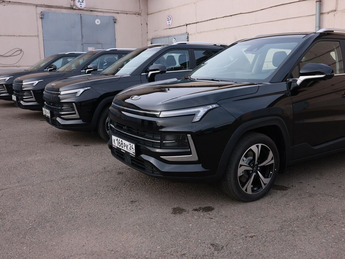    Первая партия "Москвичей" пополнила автопарк кабмина Красноярского края© Фото : пресс-служба правительства Красноярского края