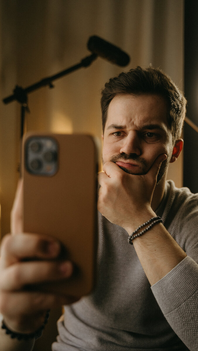 У нас есть чёткое убеждение, что сфоткать можно всё. Будь-то это прокат самокатов, поделки из цветной бумаги или товары для животных. Грамотный кадр продаёт всё. Всёёё, да! Но мы неоднократно слышали от наших подписчиков такую фразу:«Ну неужели прямо всё можно сфоткать?»😑И вот тут в нашу голову, как подлый диверсант, закрались сомнения. А что если реально не все товары можно запечатлеть? Наверняка, есть такие продукция или услуги, владельцы которых обиженно проходят курсы, подобно наших. Мол, придумали они, продавать с помощью фото!И вот сели мы составить такой список. Честно? Ничего не вышло. Поэтому решили обратиться к вам😁Какие мысли на этот счёт у тебя? Что, по твоему мнению, не поддаётся съёмке? Давай пообщаемся в комментах?