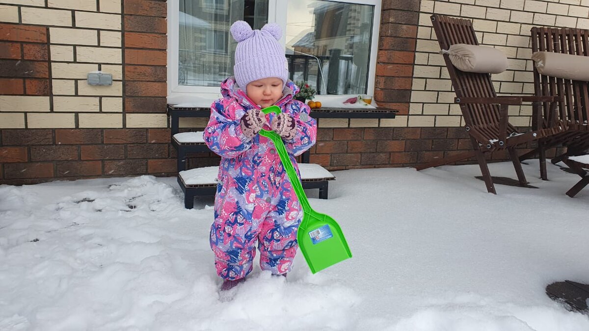 Маленькому человеку - маленькую лопату и вперёд, чистить снег!))