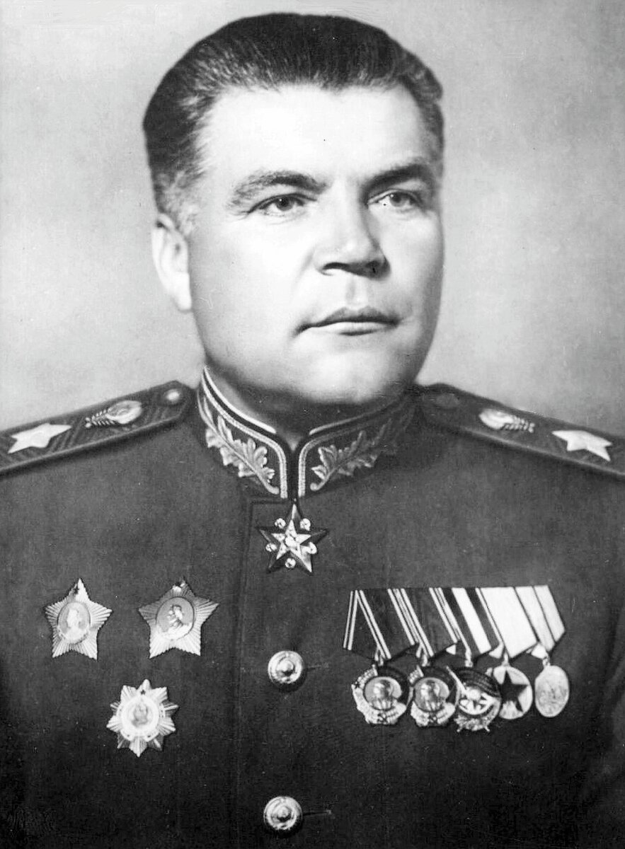 Р малиновский маршал. Маршал Малиновский 1945.