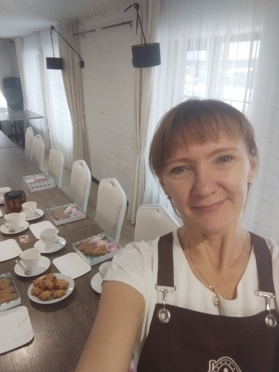 Я в кафе " Клюква" успела сделать фото перед мастер-классом. Там была дегустация пряников и чай.Атмосфера приятная, располагала к общению и творчеству. 