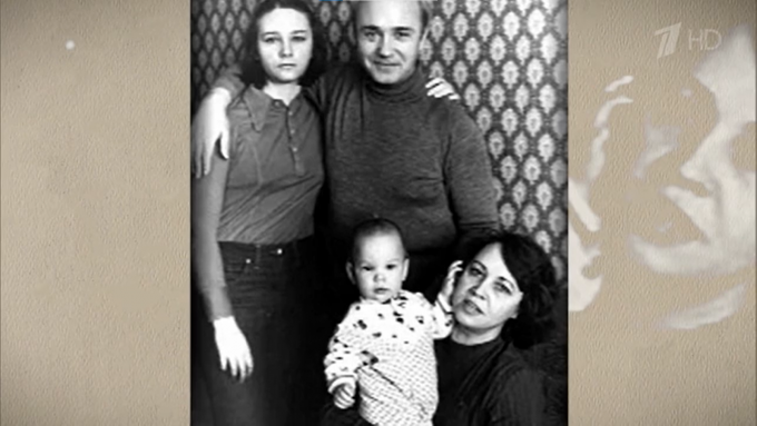  Леонид Куравлев с женой, дочерью и сыном/ Д/ф «Леонид Куравлёв. Это я удачно зашел!» / Первый канал