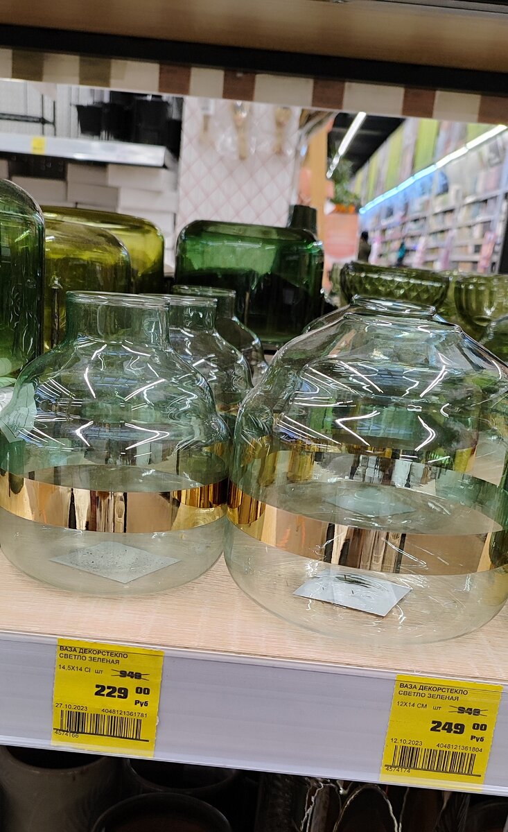 Очень нежные воздушные вазочки, отлично выглядят - смотрятся дорого. Плюс нежный прозрачный зеленый цвет украсит и новогодний стол. 