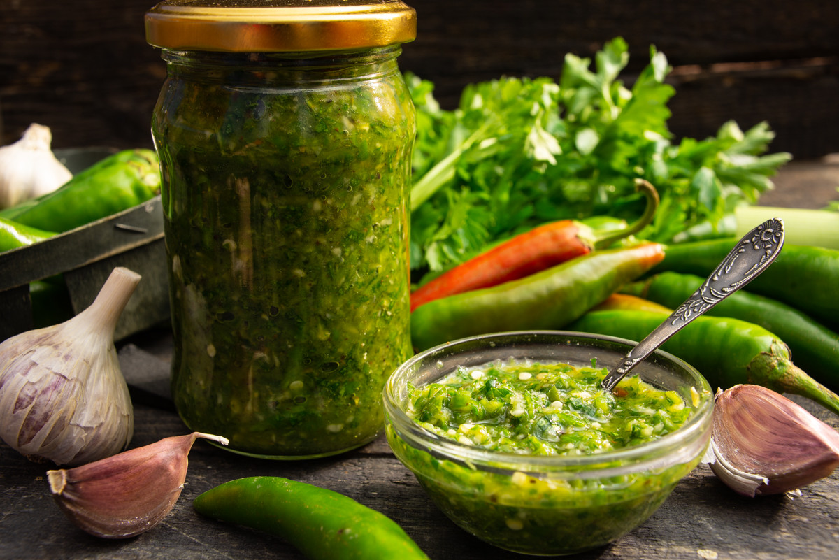 Рецепты из зеленых перцев на зиму вкусные. Абхазская аджика зеленая острая. Крымская аджика зеленая. Тузлук аджика зеленая. Цахтон зеленая аджика.
