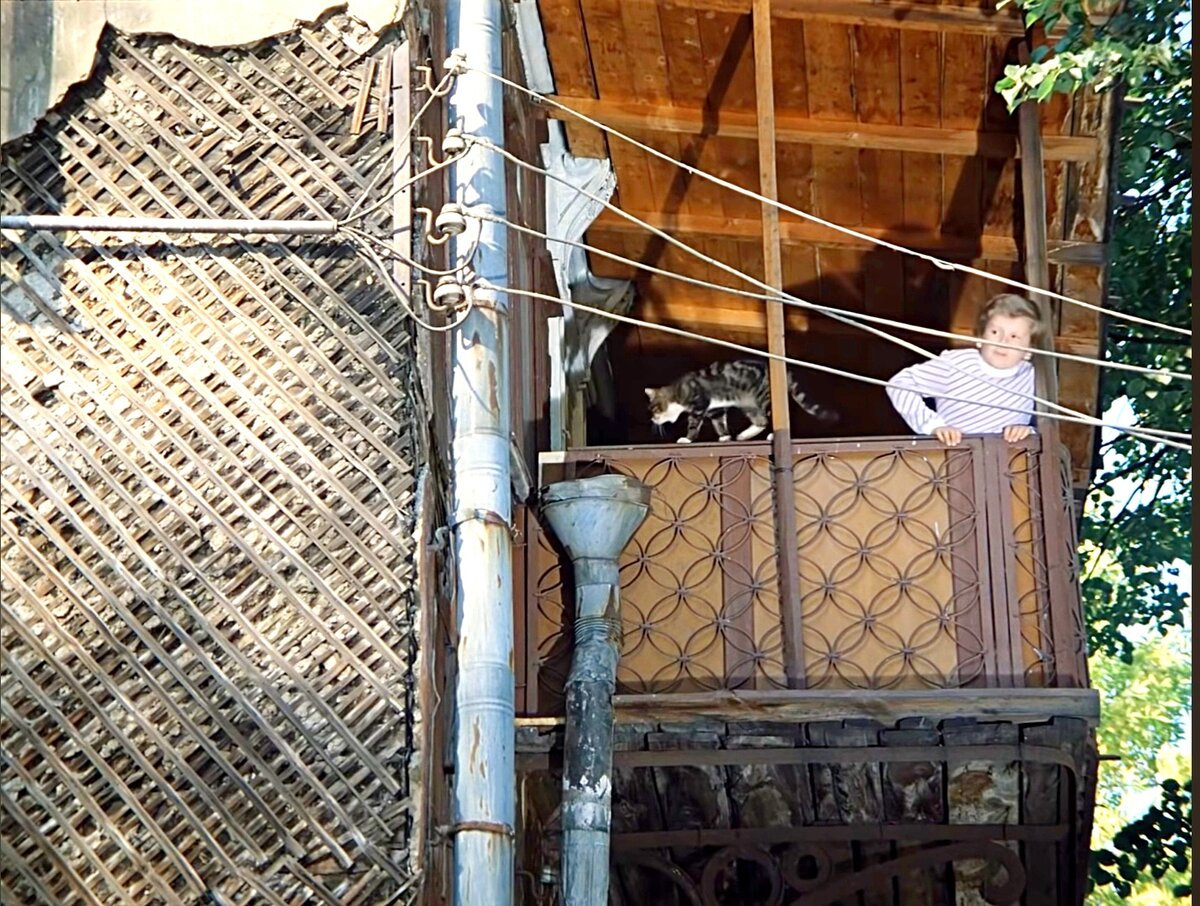 Развалины, в которых жила семья Новосельцевых. Фильм "Служебный роман" Скриншот