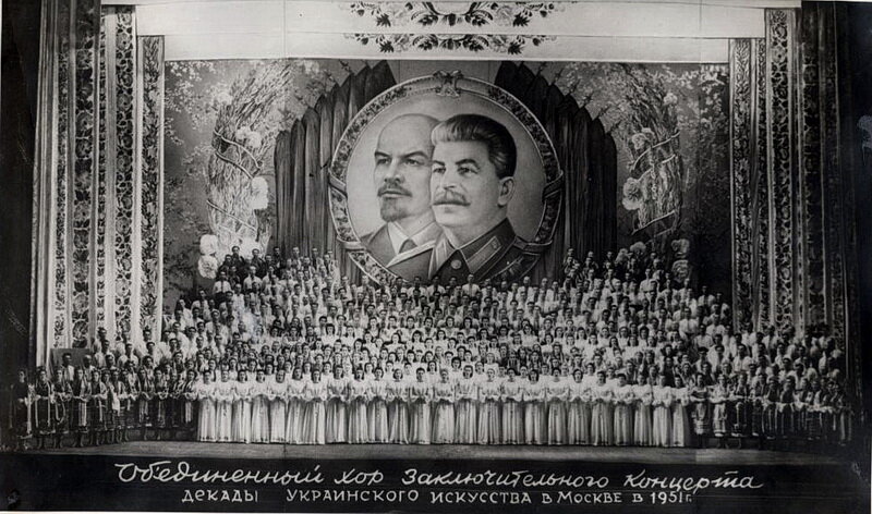 Русское искусство в СССР большевики сводили к частушкам 
В 1930 г. в Москве стали устраивались декады народного творчества представителей "союзно-республиканских" и "автономно-республиканских" титульных народов РСФСР. Во время этих декад эти титульные народы показывали свои достижения в хоровом и танцевальном искусстве, музыке, опере, театре, литературе. К декадам приурочивались вставки живописи и скульптуры соответствующих республик. Артисты встречались с высшим партийным и советским руководством, им вручались награды и подарки.

Все эти действия происходили по определенной церемониальной схеме – кто из руководства присутствует, какие доклады делает, что вручается в качестве подарков. Артисты были в национальных нарядах. Вместе с артистами были "знатные" хлопководы, виноградари, овцеводы. Им тоже полагалось быть в национальных костюмах.

Декады широко освещались в союзной и республиканской прессе, про них снимались фильмы. С 1962 г. декады искусств в Москве стали дополняться аналогичными церемониями в столицах союзных и автономных республик. Республиканские делегации стали ездить друг к другу.

Отметим, что декад русского искусства в Москве никогда не проводилось, а в союзных республиках проводились декады искусства РСФСР, в рамках которых русским хорам, танцевальным ансамблям, народным музыкальным коллективам обычно не находилось места или они проходили в шаржированной форме.

Вот как газета Вечерняя Москва за 1940 г. описывала презентации русского искусства в рамках Декады искусства Бурят-Монгольской АССР: "Три спектакля покажет... Бурят-Монгольский музыкально-драматический театр <…>В программе заключительного концерта... большое место займут выступления оркестра национальных инструментов <…>Оркестр наряду с... произведениями молодых бурятмонгольских композиторов исполнит «Анданте» из 6-й симфонии Гайдна. <…> Выступит... ансамбль эвенков — народа, живущего на северном побережье Байкала. В концерте примет участие русский хоровой ансамбль семейцев. Это потомки высланных из Москвы стрельцов, которые в своих мелодиях и манере исполнения сохранили особенности допетровской Руси. Семейский... хор <…> исполнит старинные русские песни и современные частушки <…>. Концерт закончится симфонической поэмой о Сталине, написанной на народные бурятские мелодии».

Демонстрация достижений, насчитывающего тысячелетнюю историю русского искусства через исполнение частушек полностью соответствовало низшему месту русского народа в системе советской этнической иерархии